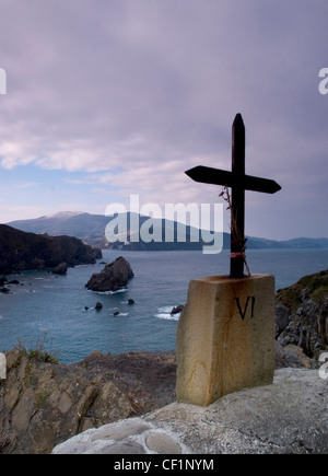 Cross de San Juan de Gaztelugatxe, Pays Basque. L'Espagne. Cruz De Vía Crucis en San Juan de Gaztelugatxe Banque D'Images