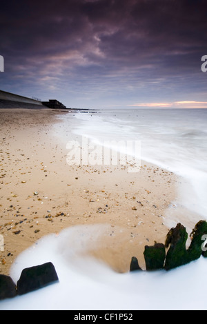 Plage vide à Frinton and-sur-Mer. Cette petite ville balnéaire est la dernière cible en Angleterre à être attaqué par la Luftwaffe en 1944. Banque D'Images