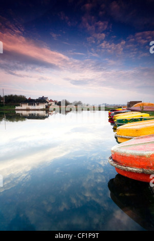 Lac de plaisance de Southwold et café. Bien que Southwold est mentionnée dans le Domesday Book comme un important port de pêche, un bardeau b Banque D'Images