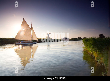 La voile sur la rivière Thurne. La rivière se trouve dans les Norfolk Broads. Banque D'Images