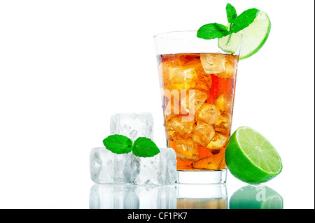 Verre de thé glacé avec des cubes de glace, menthe fraîche et citron vert isolé sur fond blanc Banque D'Images