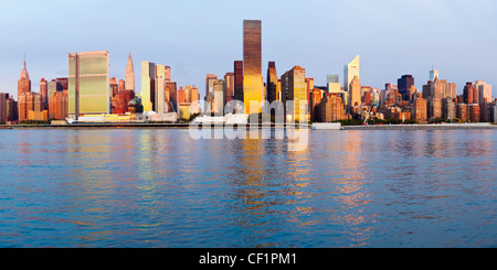 Skyline de Manhattan vu de l'East River, New York, États-Unis d'Amérique