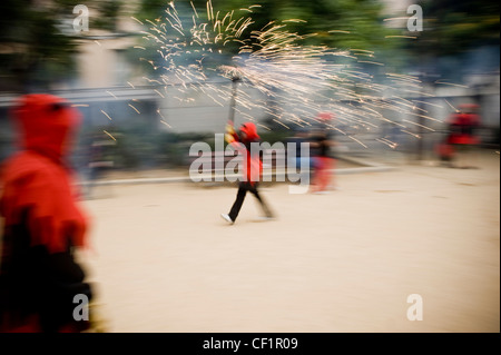 D'artifice et les jeunes sur les Devils au cours d'un Correfoc festival de Barcelone, Catalogne Banque D'Images