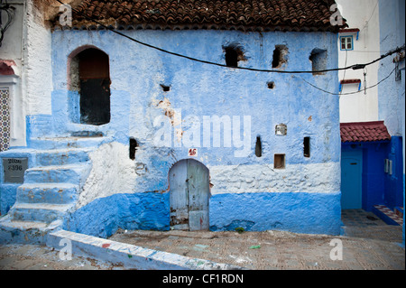 Dans la rue aux murs bleu ancienne médina de Chefchaouen, Maroc Banque D'Images