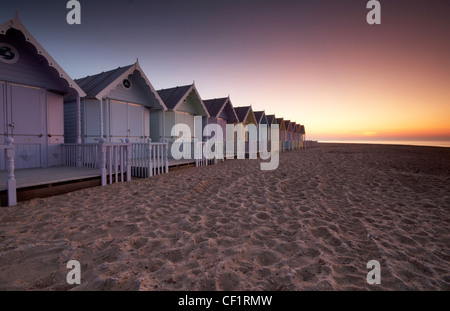 Au cours de l'aube de nouvelles cabines de plage sur l'île de Mersea. Banque D'Images