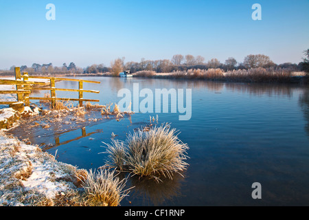 Un matin d'hiver glacial Cotswold sur la Tamise à Lechlade, Gloucestershire, England, UK Banque D'Images