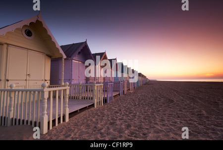 Au cours de l'aube de nouvelles cabines de plage sur l'île de Mersea. Banque D'Images