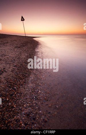 Eaux calmes le long de la côte à West Mersea dans l'estuaire de la Tamise. Banque D'Images