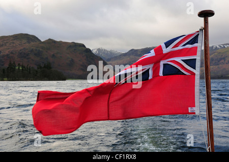 L'étoile rouge ou rouge Duster battant sur le passage de bac Ullswater Lake de Glenridding à Pooley Bridge Lake District, Cumbria, Royaume-Uni Banque D'Images