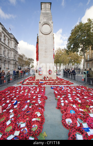 Coquelicots disposés autour du cénotaphe de Whitehall après Dimanche du souvenir. Banque D'Images