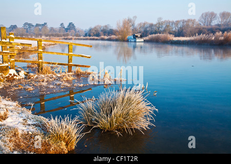 Un matin d'hiver glacial Cotswold sur la Tamise à Lechlade, Gloucestershire, England, UK Banque D'Images