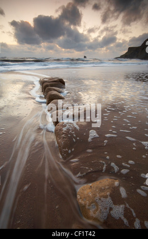 Les vagues se précipiter sur la plage à Saltwick Bay. Banque D'Images