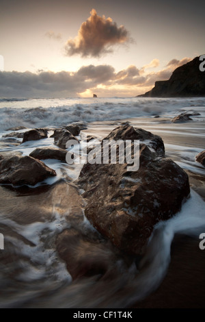 Les vagues se précipiter sur la plage à Saltwick Bay. Banque D'Images