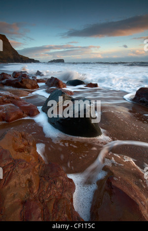 Le courant circulant sur la plage à Saltwick Bay. Banque D'Images