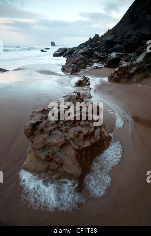 Piscines d'eau formée par les résultats autour de roches sur la plage à Saltwick Bay. Banque D'Images
