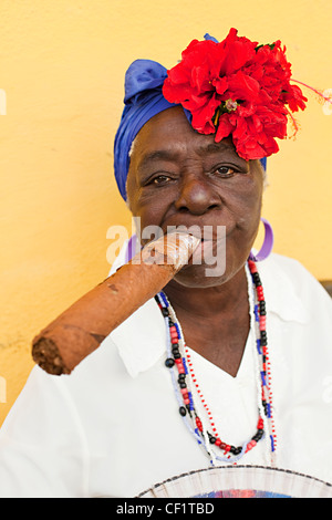 Portrait d'une dame âgée à La Havane avec un énorme cigare dans sa bouche Banque D'Images