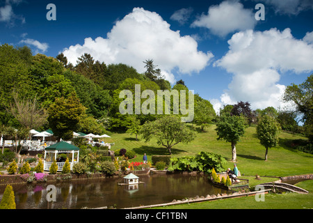 Royaume-uni, Angleterre, Devon, Torquay, Cockington Village, Rose Cottage jardin de thé, les visiteurs autour de l'étang Banque D'Images