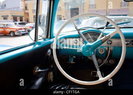 Intérieur d'une voiture américaine classique à Cuba Banque D'Images