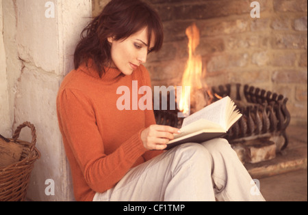 Profil de l'épaule semi femelle longueur de cheveux frange brune et porte rouleau orange maquillage subtil cou cavalier et off white Banque D'Images