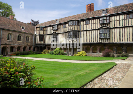 Cour du cloître, Queens' College de Cambridge, qui se forme lorsque le cloître promenades ont été construites dans les années 1490 pour relier l'ancienne Cour à t Banque D'Images