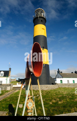 De brume au phare à St John's Point, point le plus à l'Est de l'Irlande. Banque D'Images