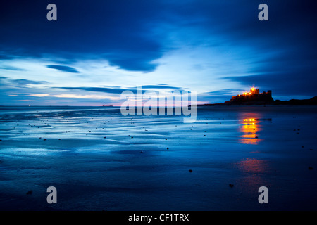 Château de Bamburgh Northumberland, l'un des bâtiments les plus emblématiques de juste avant le lever du soleil. Banque D'Images