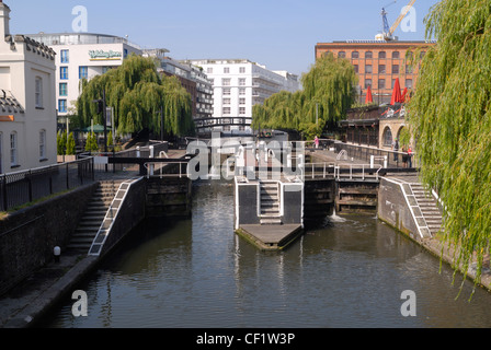 Une femme d'ouvrir une porte d'écluse à Camden Lock. Des portes de l'écluse sont adjacents au marché et permettre aux bateaux de monter ou de descendre entre Banque D'Images