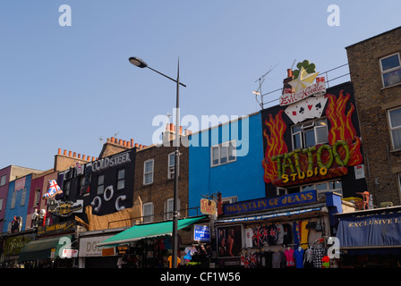 Colorée et élaborer des points de rivaliser pour obtenir l'attention shoppers dans Camden High Street, près du marché. Banque D'Images