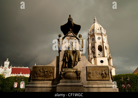 Monument à Simon Bolivar et le clocher de l'église San Francisco church dans la vieille ville, Casco Viejo, Panama City, Banque D'Images