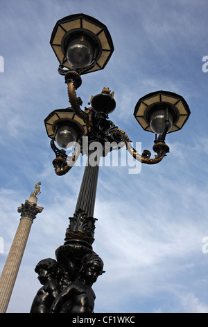 Une lampe de rue et la Colonne Nelson à Trafalgar Square. Banque D'Images