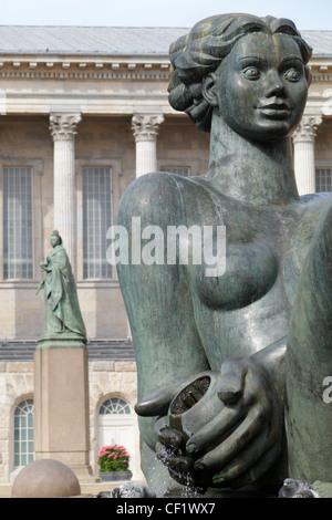 La rivière sculpture, aussi connu sous le nom de "Floozie dans le jacuzzi", et statue de la reine Victoria à l'extérieur de Birmingham Town Hall Banque D'Images