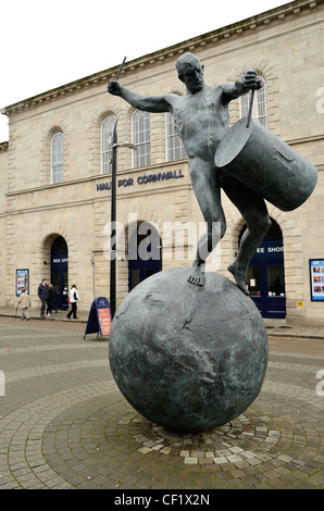 Vue avant de la statue "Batteur" à l'extérieur de salle pour Cornwall, Truro. Banque D'Images