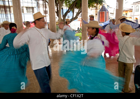 Un groupe de danseurs folkloriques portant des costumes traditionnels, Panama City, Panama, Amérique Centrale Banque D'Images