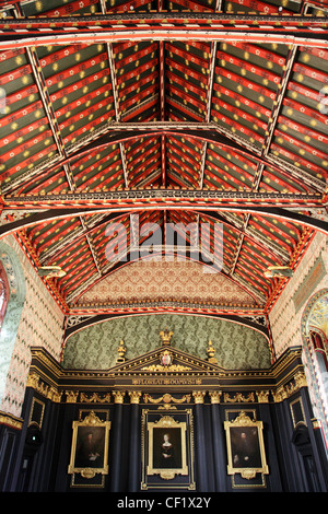 Trois photos suspendues sur table haute dans l'ancienne halle, Queens' College, Cambridge Banque D'Images