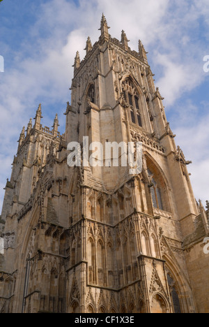 Voir à l'ouest jusqu'à l'avant de la cathédrale de York, l'une des plus grandes cathédrales gothiques du nord de l'Europe. Banque D'Images