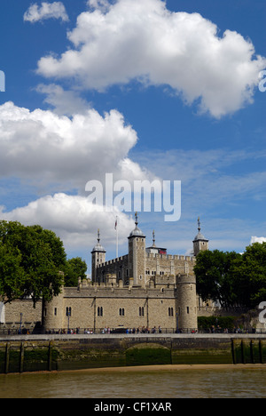 La Tour de Londres vue à partir d'un bateau sur la Tamise. Banque D'Images