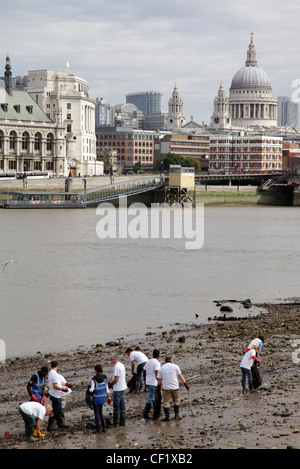 Nettoyage de la litière des bénévoles de la rive de la Tamise sur la rive sud, à marée basse. Banque D'Images