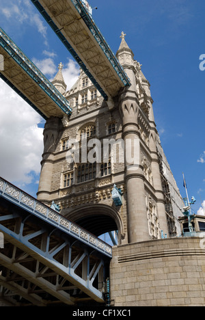 À la recherche jusqu'à l'une des tours de Tower Bridge à partir d'un bateau passant sous sur la Tamise. Banque D'Images