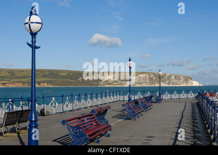 Sur des bancs, une jetée de Swanage construction Victorienne qui était tombée en ruine, mais est maintenant entre les mains de l'embarcadère de Swanage Tr Banque D'Images