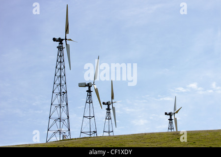 Californie éoliennes dans les contreforts à l'est d'Oakland. La terre ci-dessous est également utilisée comme pâturage du bétail et l'intervalle ouvert. Banque D'Images