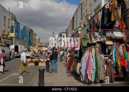 Les étals du marché de Portobello Road. Portobello Road est célèbre pour son marché de rue. Banque D'Images