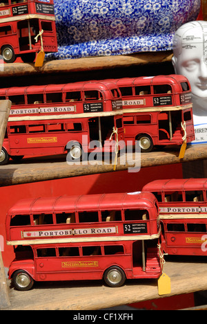 Les bus modèle sur l'écran dans une boutique d'antiquités à Portobello Road. Banque D'Images