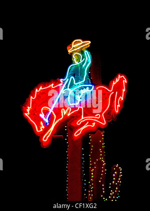 Une enseigne lumineuse d'un cow-boy sur un bucking bronco décore un restaurant à Tucson, AZ. Banque D'Images