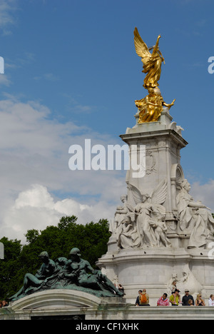 L'Édifice commémoratif Victoria à Queen's Gardens devant le palais de Buckingham. La sculpture est par Sir Thomas Brock et a été terminé je Banque D'Images