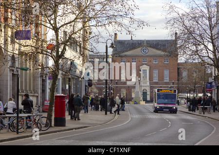 Scène de rue sur North Street, Taunton, Somerset Banque D'Images