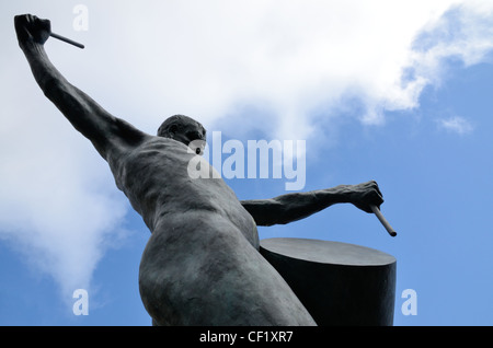Avis de "le batteur" statue à l'extérieur de salle pour Cornwall, Truro. Image a été modifié pour supprimer des capacités de l'angle inférieur gauche Banque D'Images
