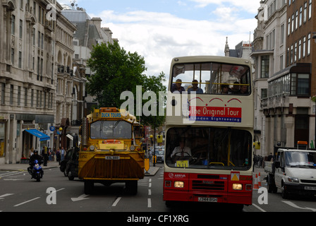 Visite guidée de Londres deux véhicules circulant côte à côte - un bus à impériale et le nouveau Duck Tours dans un débarquement amphibie vehic Banque D'Images