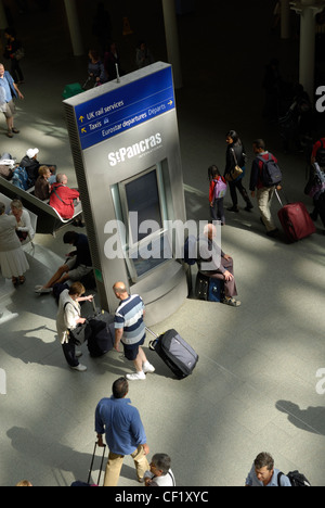 Les navetteurs et les touristes à marcher le long de la gare de St Pancras International, le point de départ de l'Eurostar et Banque D'Images