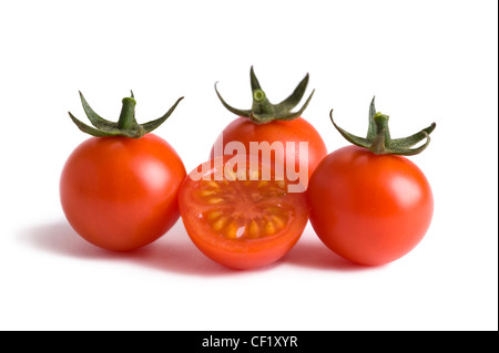 Tomates cerise Tomates avec un isolé réduit de moitié Banque D'Images