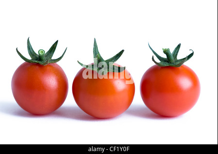 Trois tomates cerise isolé sur fond blanc Banque D'Images